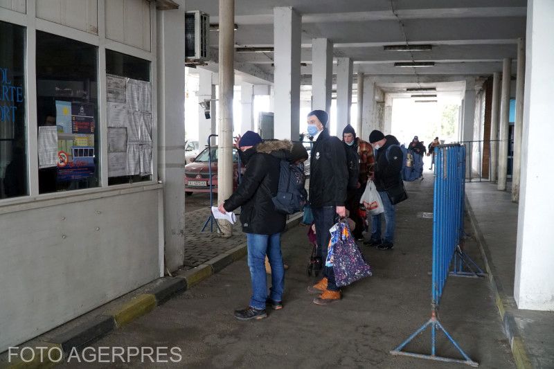 Ukrajnai menekültek csütörtökön a Siret–Tereblecea határátkelőhelyen | Fotó: Agerpres