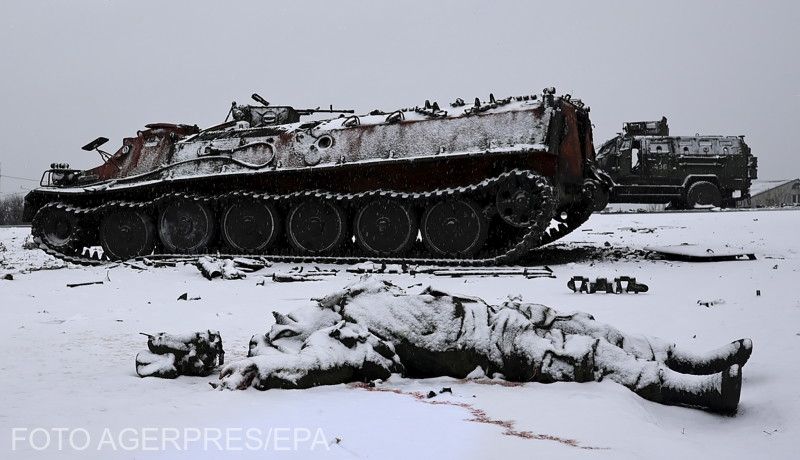 Orosz katona teteme egy kilőtt tank mellett Harkivban | Fotó: Agerpres/EPA