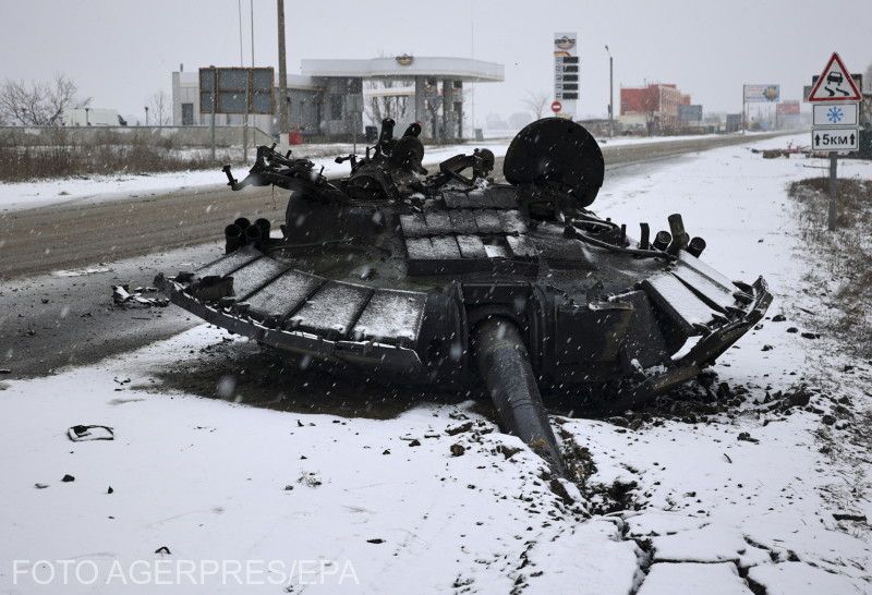 Kilőtt orosz tank roncsai Harkivnál | Fotó: Agerpres/EPA