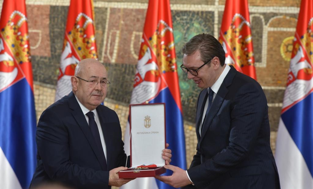 A szerb államiság napján, 2022. február 15-én Vučić államfő kitünteti Pásztor Istvánt | Fotó: Magyar Szó