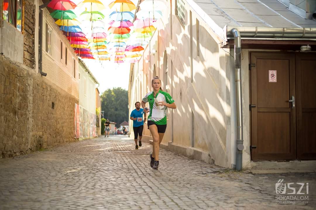 Sára a Sepsi Kupa sprintversenyén Kézdivásárhely utcáin fut. Forrás: a kézdivásárhelyi Őszi Sokadalom Facebook-oldala