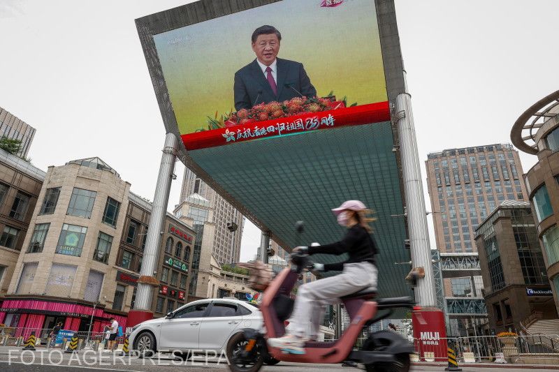 A kínai elnök beszédét az utcai kivetítőkön is közvetítették | Fotó: Agerpres/EPA