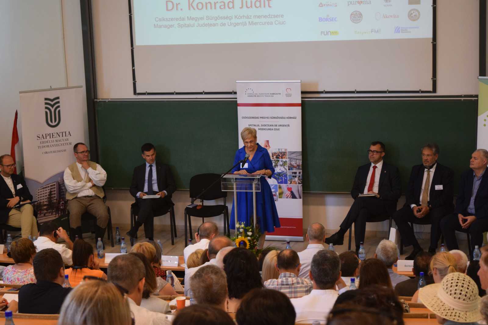 Dr. Konrád Judit kórházmenedzser köszöntötte elsőként az egybegyűlteket | A szerző felvételei