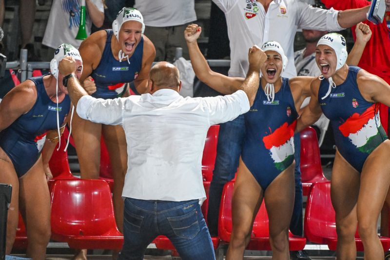 Bíró Attila szövetségi kapitány és a győztes magyar csapat tagjai örülnek | Fotó: MTI/Koszticsák Szilárd