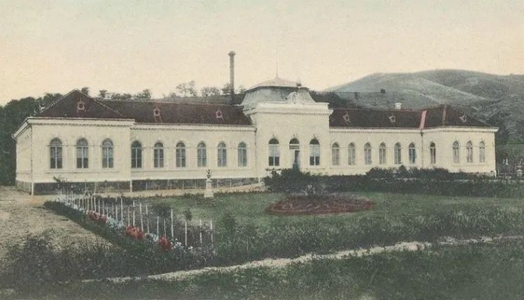 Az egykori marosújvári fürdő épülete | forrás: kepeslapok.wordpress.com