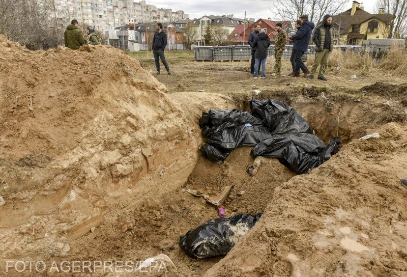 Az oroszok által hátrahagyott tömegsír feltárása Bucsában | Fotó: Agerpres/EPA