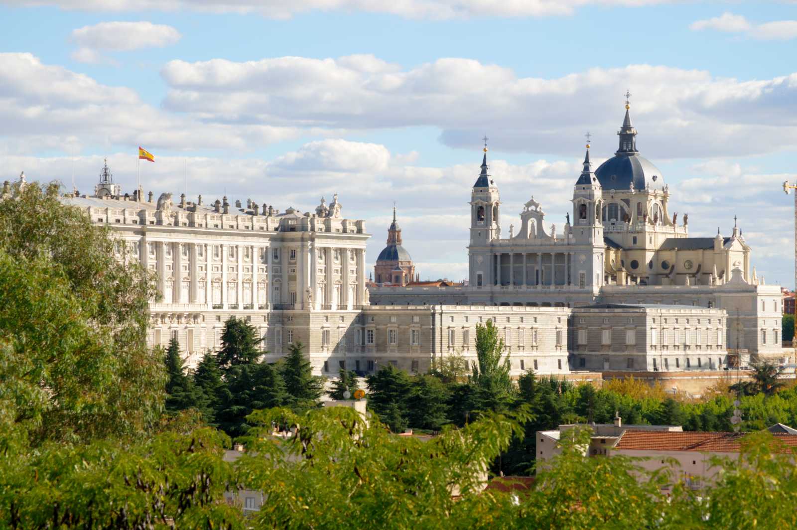 A királyi palota (balról) és az Almudena katedrális (jobbról) Madridban | Fotó: Wikipédia