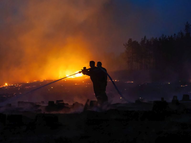 Tűzoltók munka közben | Fotó: MTI/Donka Ferenc