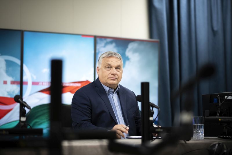Orbán Viktor a rádióstúdióban | Fotó: MTI/Miniszterelnöki Sajtóiroda