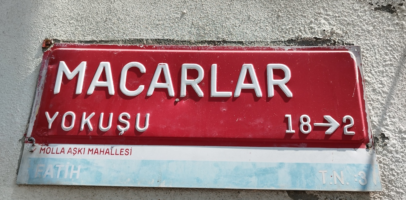 „A magyarok lejtője”– utcanévtábla Isztambulban | Fotó: Demokrata