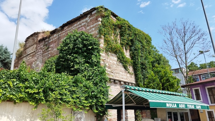 Az erdélyi követség épülete, alatta egy kávézó terasza | Fotó: Demokrata