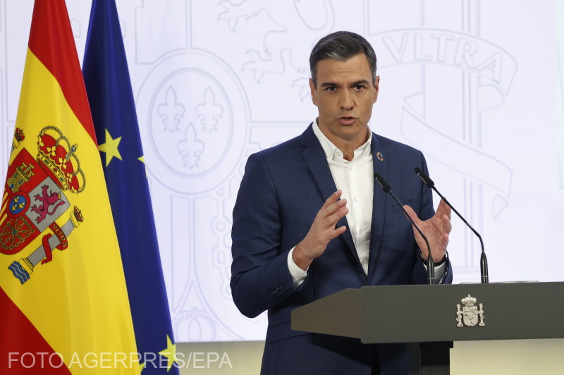 Pedro Sanchez spanyol kormányfő nem viselt nyakkendőt pénteki sajtótájékoztatóján | fotó: Agerpres/EPA