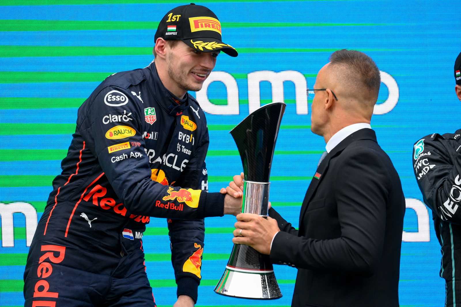 A győztes Max Verstappen, a Red Bull holland versenyzője átveszi a kupát Szijjártó Péter külgazdasági és külügyminisztertől a Forma-1-es Magyar Nagydíj eredményhirdetésén a mogyoródi Hungaroringen 2022. július 31-én.  Fotó: MTI/Czeglédi Zsolt