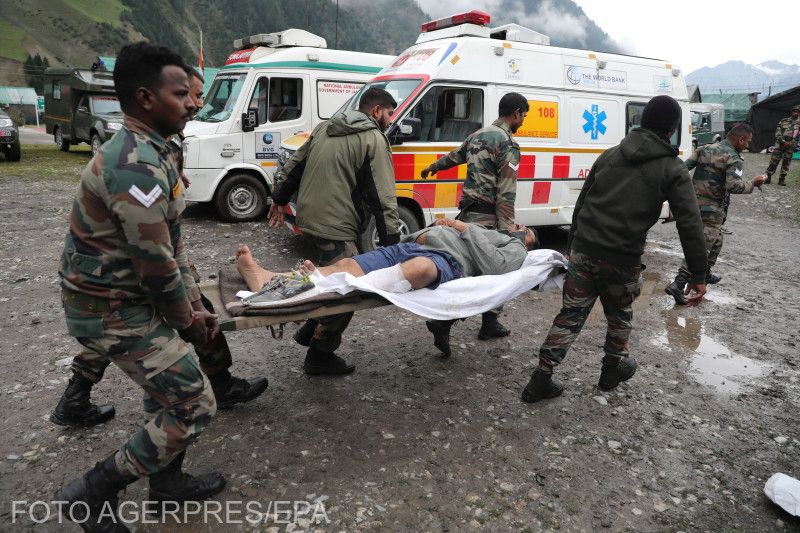 Sebesülteket mentenek az indiai hadsereg katonái | Fotó: Agerpres/EPA