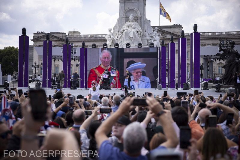 Rengetegen voltak kíváncsiak II. Erzsébetre, aki mellett a kivetítőn a trónörökös, Károly herceg látható | Fotó: Agerpres/EPA