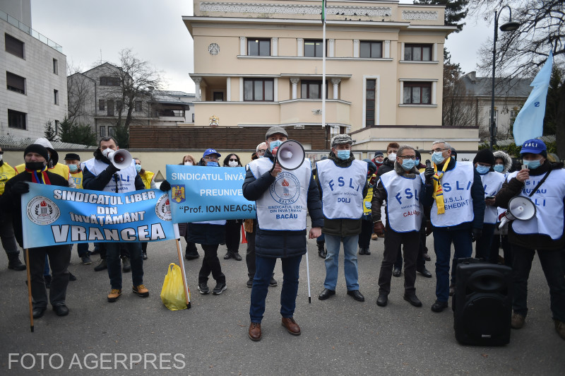 Béremelésért tüntető tanügyiek idén januárban | Fotó: Agerpres