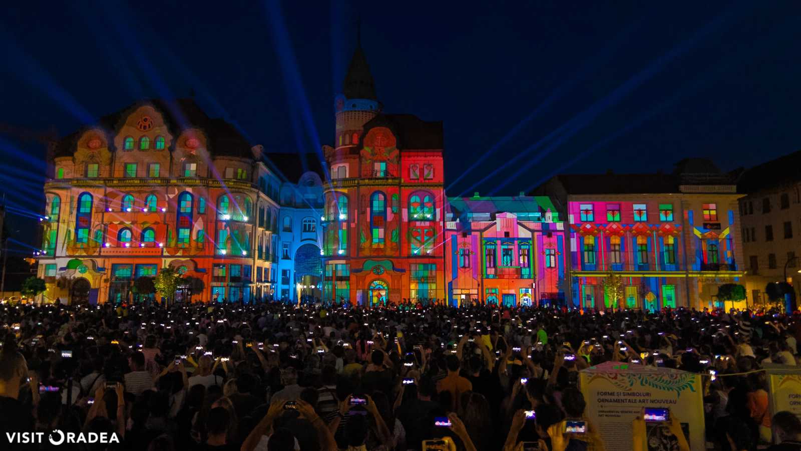 Az egyik korábbi szecessziós világnap alkalmából például a Fekete Sas-palotát fényfestéssel varázsolták át | Fotó: Visit Oradea