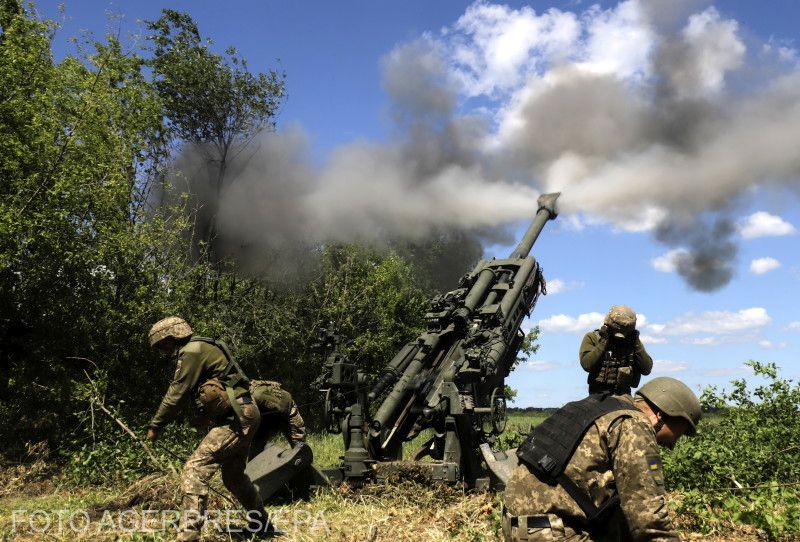 Ukrán katonák lőnek M777-es ágyúval a Donyec-régióban | Fotó: Agerpres/EPA
