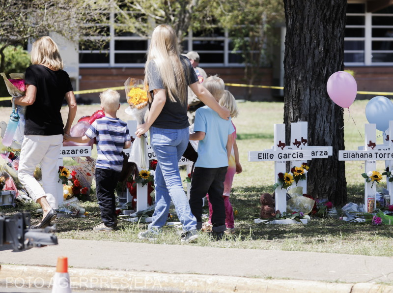 Megemlékezők a texasi Uvaldében történt, 19 kisiskolást életét követelő lövöldözés áldozatainak sírjainál | Fotó: Agerpres/EPA