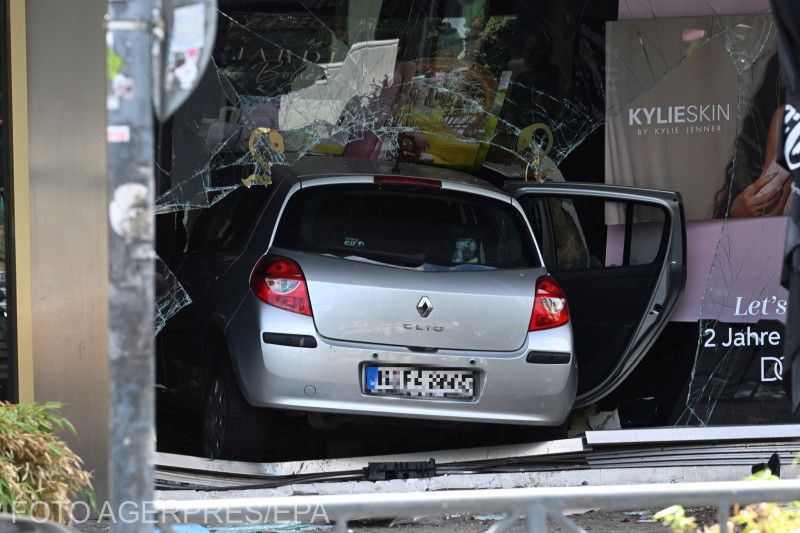 Az autó egy kirakatban állt meg | Fotó: Agerpres/EPA