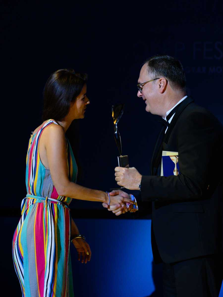 Kis Hajni átveszi a díjat Káel Csaba filmügyi kormánybiztostól | fotó: MTI