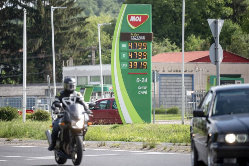 Csak a magyar rendszámú járművekbe lehet kedvezményes áron tankolni | Fotó: MTI/Komka Péter