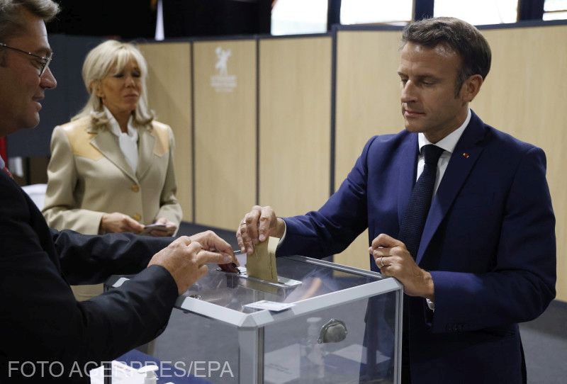 Emmanuel Macron államfő és centrista szövetségeseinek Együtt! elnevezésű koalíciója végezhet az élen | Fotó: Agerpres/EPA