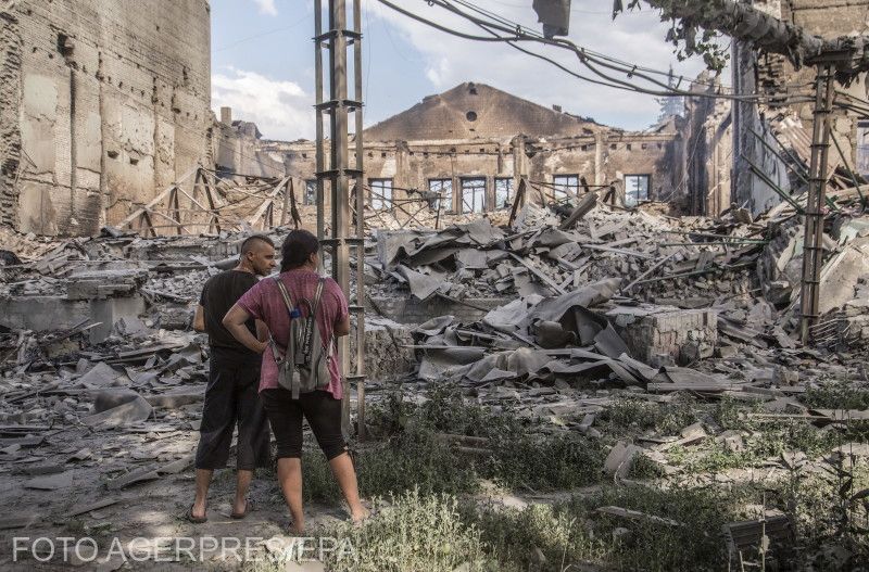 Helybeliek nézik Liszicsanszkban a pusztítás nyomait | Fotó: Agerpres/EPA