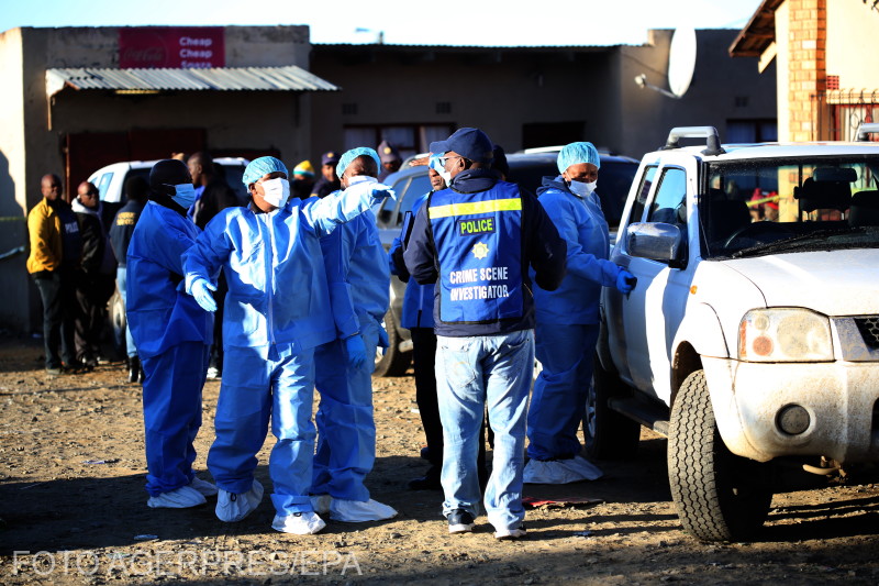 Zajlik a nyomozás a tömeges haláleset helyszínén | fotó: Agerpres/EPA