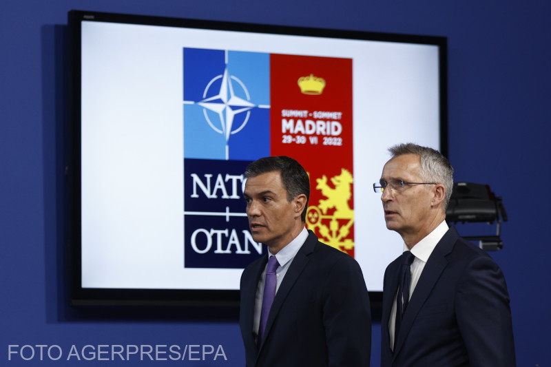 Pedro Sánchez spanyol miniszterelnök (balra) és Jens Stoltenberg NATO-főtitkár | fotó: Agerpres/EPA