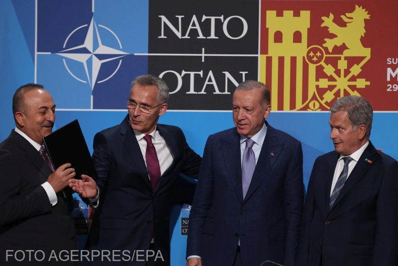 Mevlut Cavusoglu török külügyminiszter, Jens Stolteneberg NATO-főtitkár, Recep Tayyip Erdogan török és Sauli Niinisto finn elnök | Fotó: Agerpres/EPA