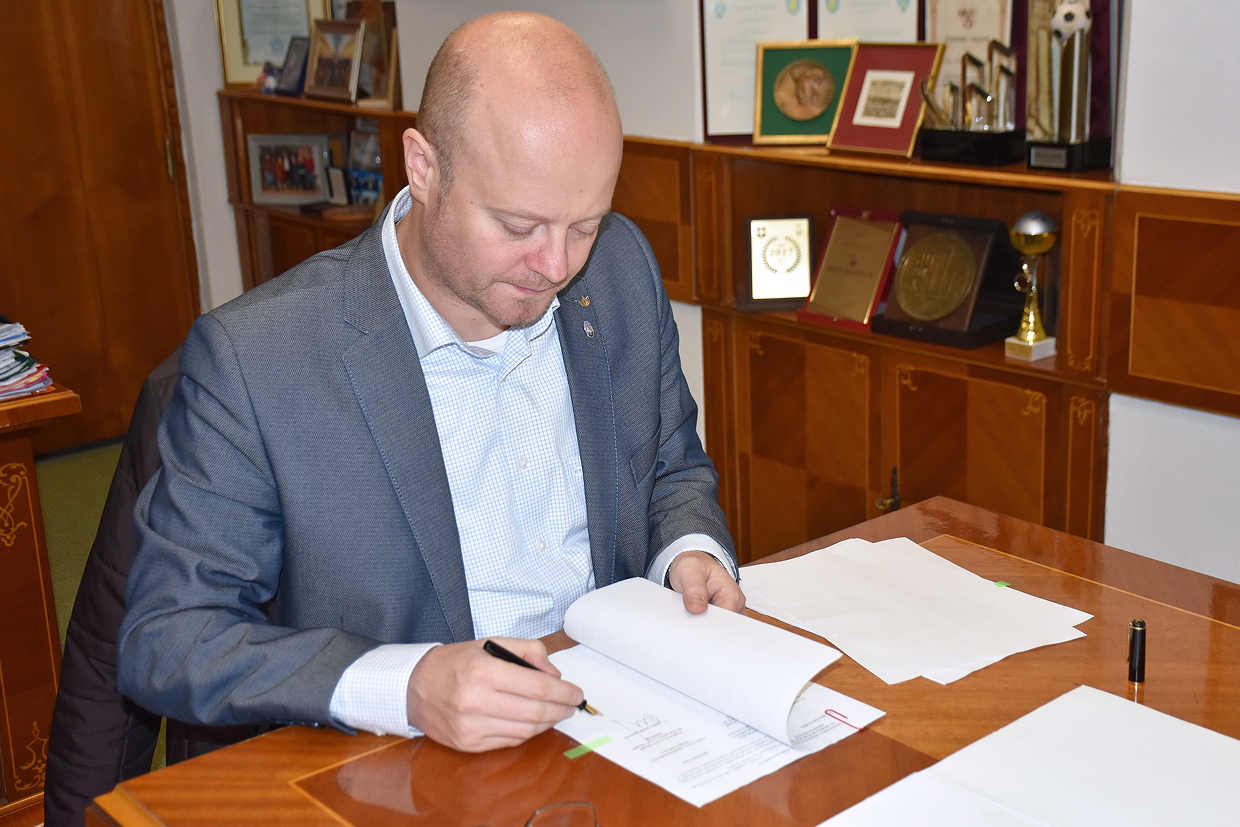 Kereskényi Gábor polgármester aláírta az összeg megváltoztatásáról szóló dokumentumot | Fotó: Szatmárnémeti Polgármesteri Hivatala