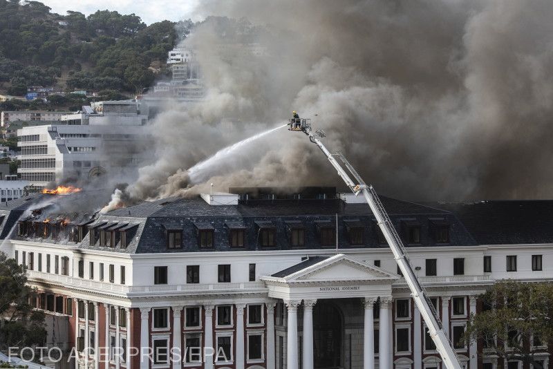 Hétfőn ismét felcsaptak a lángok | Fotó: Agerpres/EPA