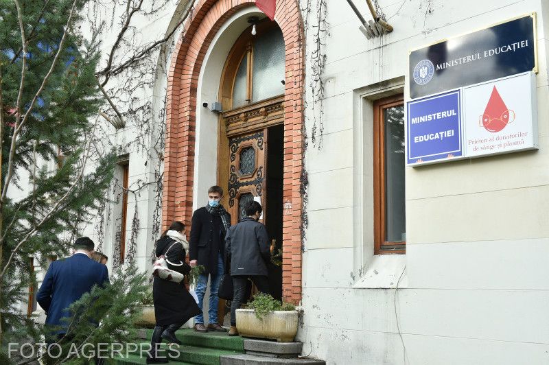 A diákok a tanügyminisztériumhoz is eljuttatták követeléseiket | Fotó: Agerpres