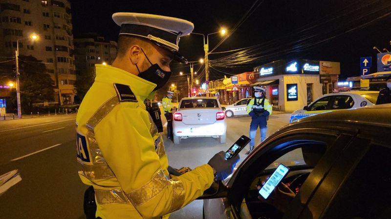 Covid-igazolvány ellenőrzése a legutóbbi éjszakai kijárási tilalom idején | Illusztráció: Román Rendőrség