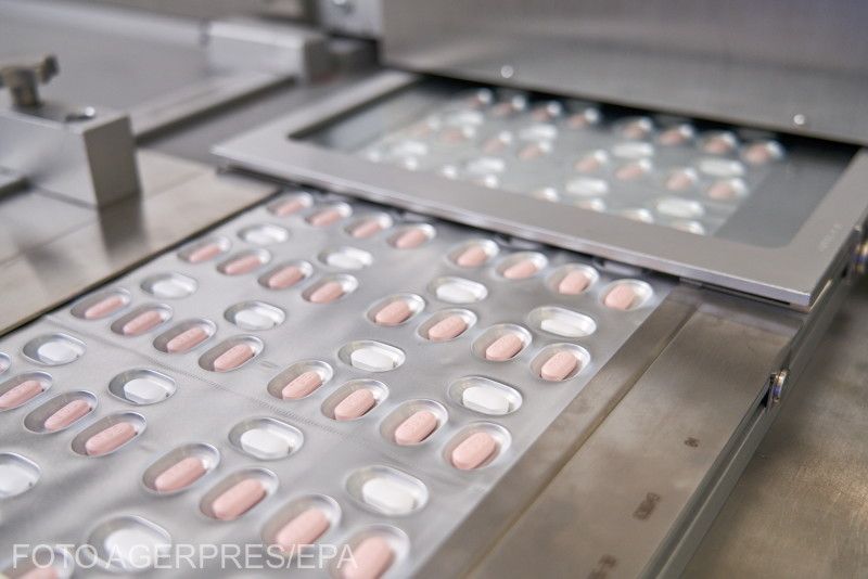 Pfizer Paxlovid gyógyszer a gyártósoron | Fotó: Agerpres/EPA