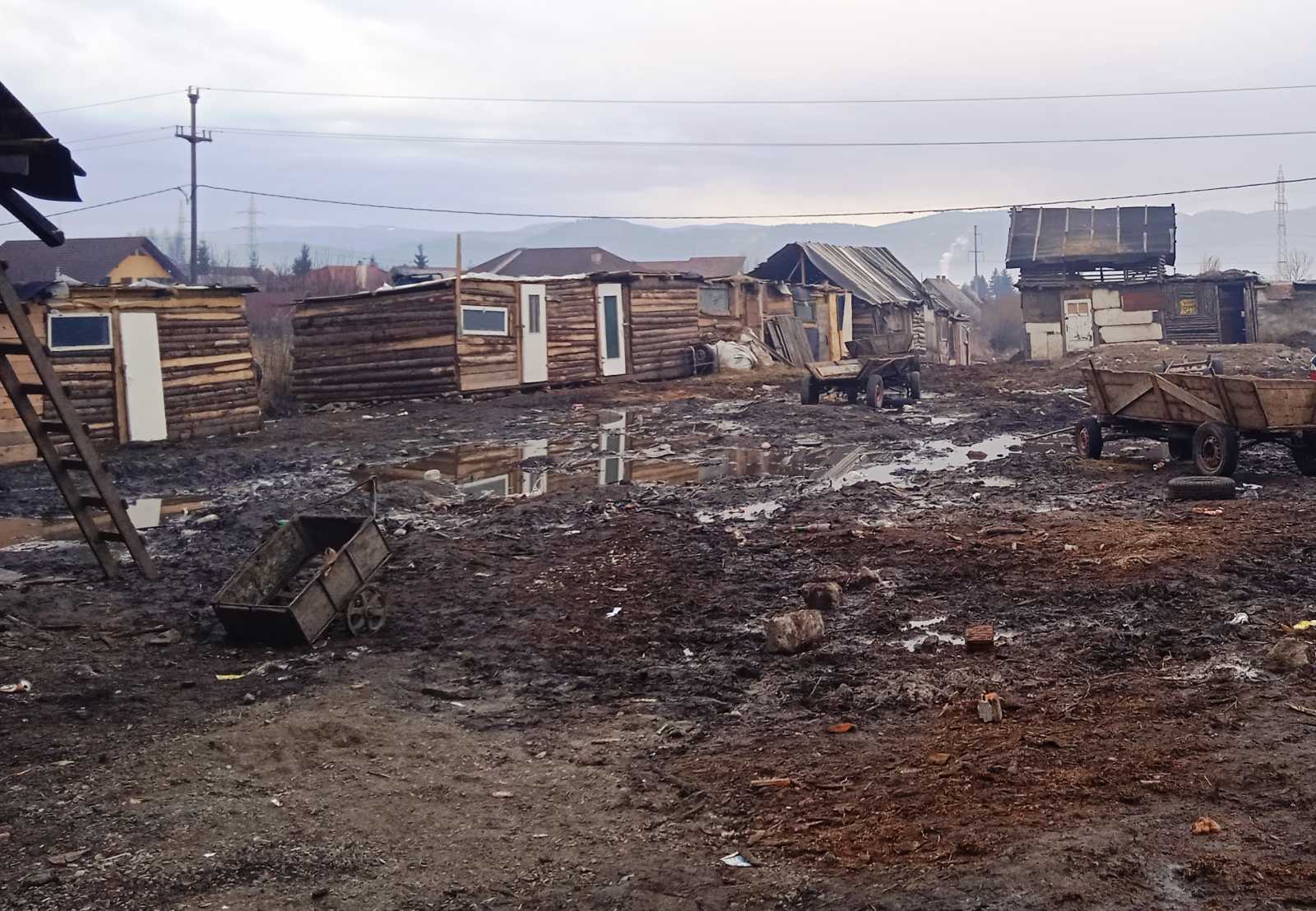 Új barakkok a leégett házak helyén.