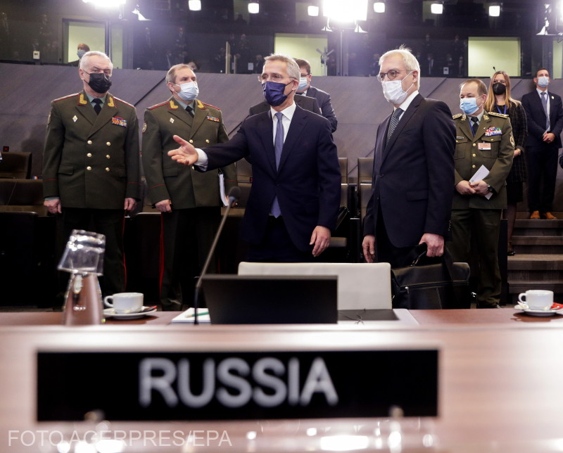 Alekszandr Grusko orosz külügyminiszter-helyettes és Jens Stoltenberg, a NATO főtitkára | Fotó: Agerpres/EPA