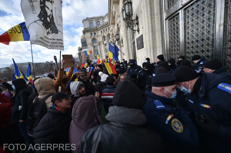 Az AUR december 21-én a fővárosban tüntetést is szervezett a Covid-igazolvány ellen, az általa felbujtott tömeg a parlament épületét is megrohamozta | Fotó: Agerpres