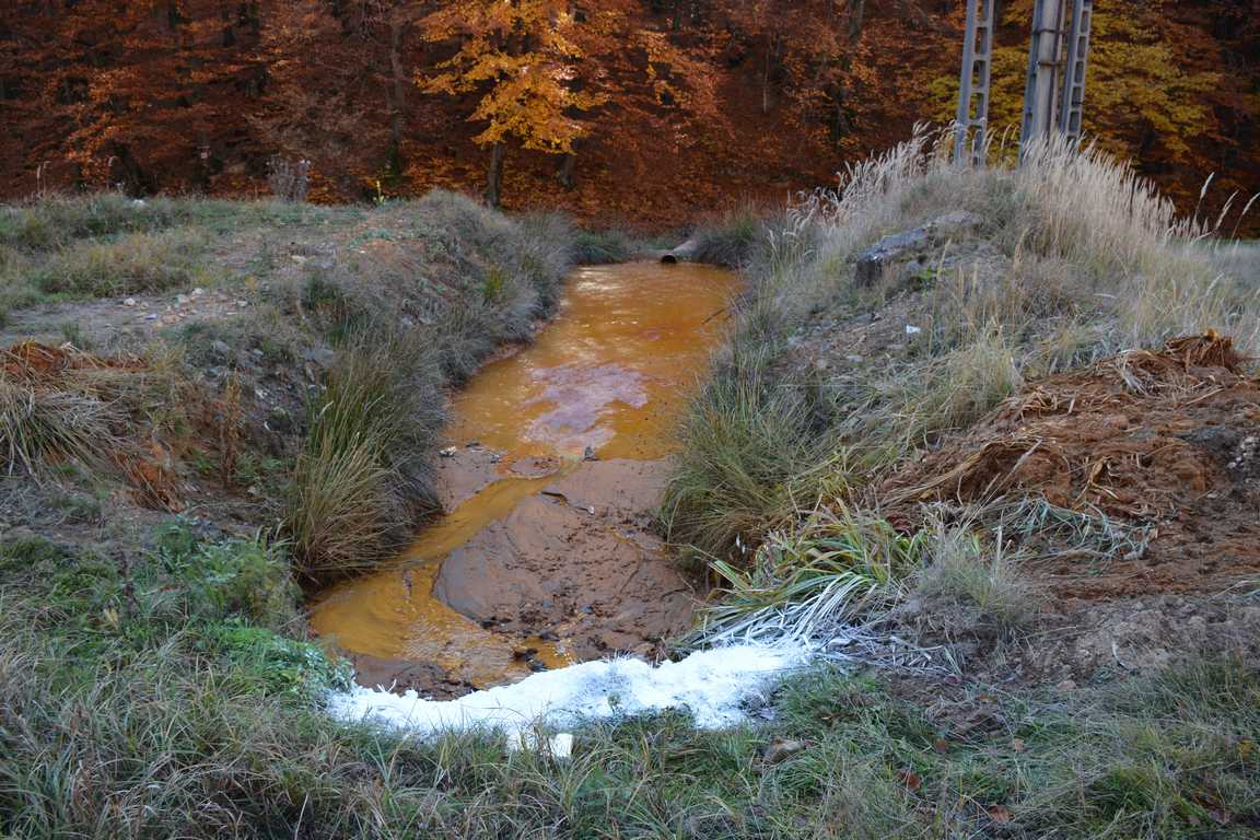 A Ghezure tárna vize tisztítatlanul ömlik a Turca patakba | Forrás: https://www.fibervar.com/