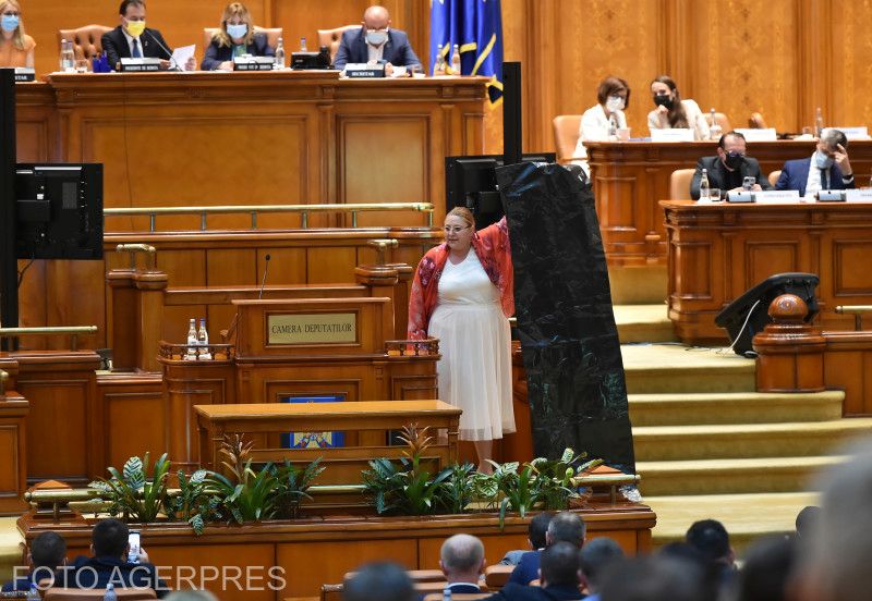 A szélsőséges AUR-ból is kizárt, jelenleg független szenátor, Diana Şoşoacă rendszeresen botrányt kelt a parlamentben és azon kívül, itt éppen hullazsákkal üzent az akkor kormányon lévő PNL- és USR-politikusoknak | Fotó: Agerpres