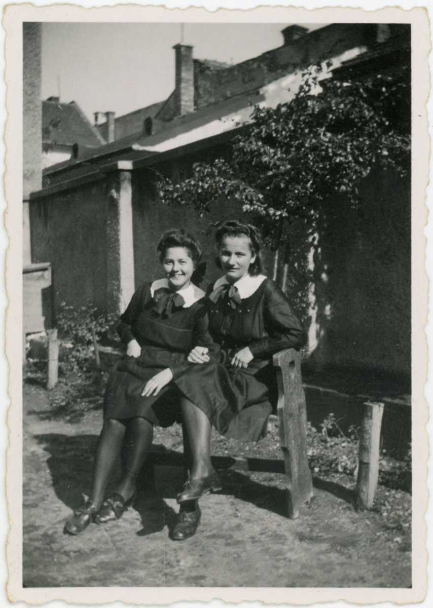 Forrás: Nagy Magdolna Márta hagyatéka. Márta (balra) és osztálytársnője 1941 októberében a Kolozsvári Református Leánygimnázium udvarán.