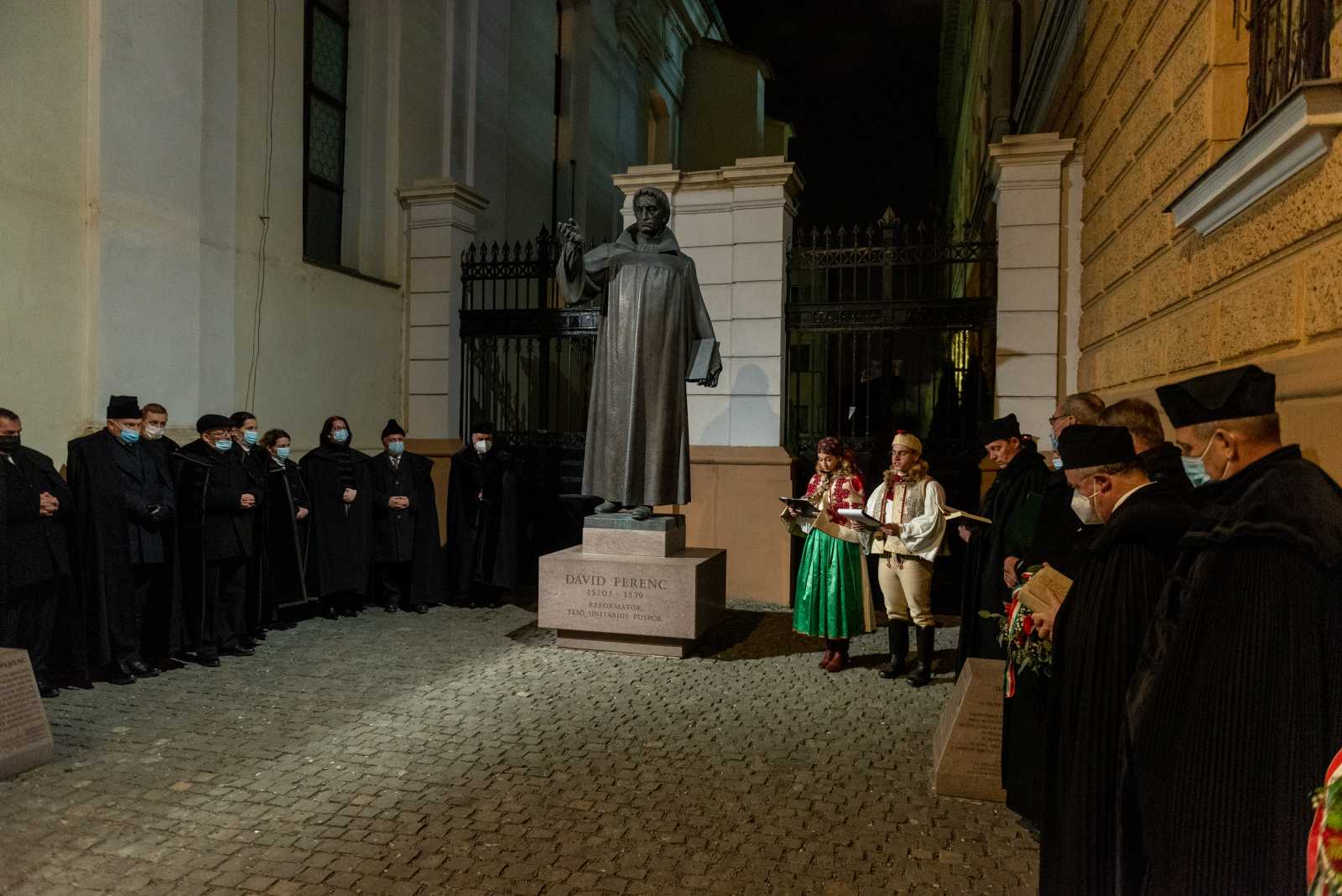 Közös ima és koszorúzás Dávid Ferenc szobránál | Fotó: az unitárius egyház sajtószolgálata