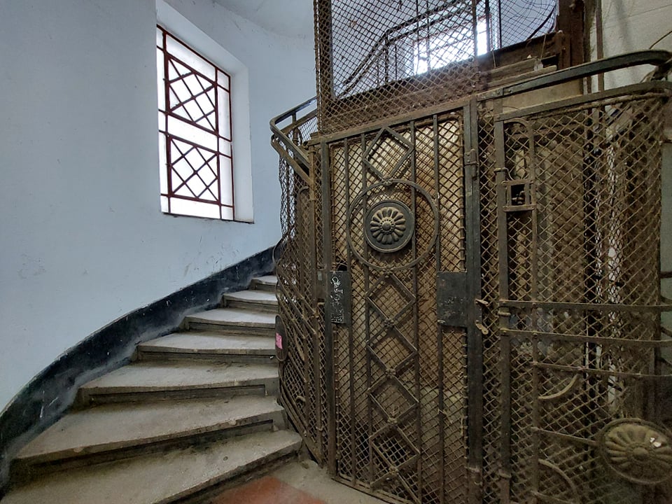 Az eredeti, több mint 110 éves lift a központi lépcsőházban