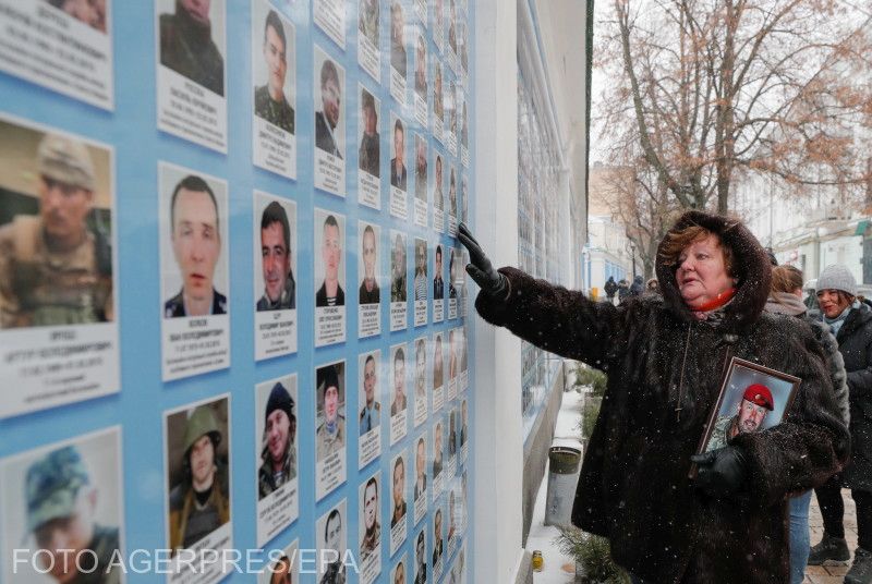Ukrán háborús áldozatok arcképei a „hősök falén” Kijevben | Fotó: Agerpres/EPA