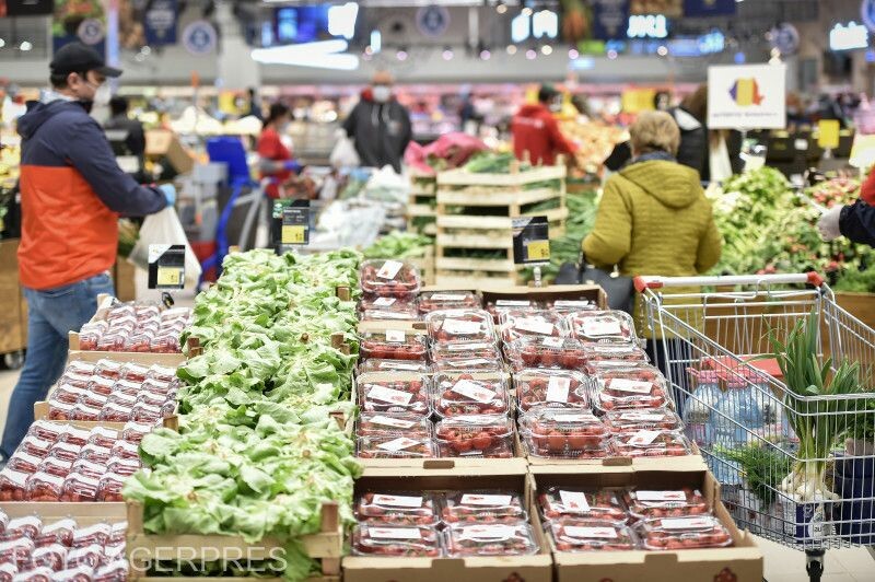 Az áruházakban egyre több a külföldi élelmiszer | Fotó: Agerpres