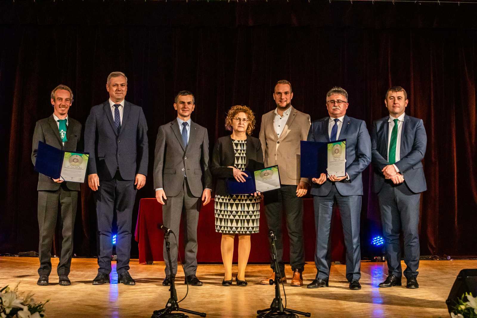 A díjaztottak és az önkormányzati vezetők | Fotó: Bogdan Bucșeneanu/Maros Megyei Tanács