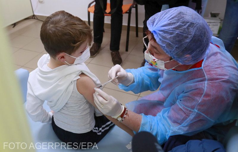 Kisgyerek oltása egy bukaresti oltóközpontban | Fotó: Agerpres/EPA