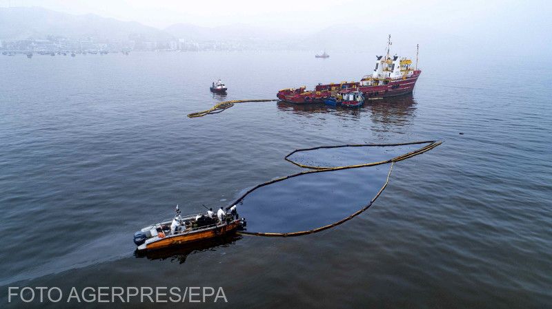 Csaknem 12 ezer hordónyi olaj folyt a tengerbe | Fotó: Agerpres/EPA