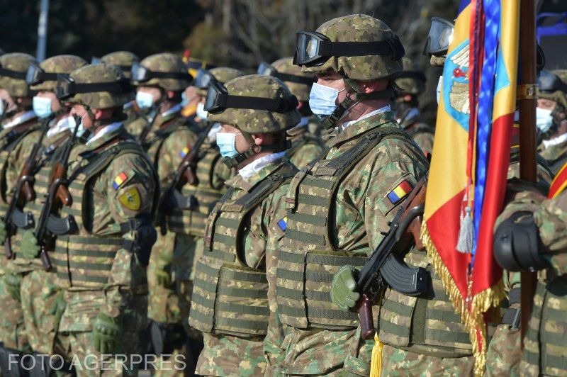 Román hivatásos katonák egy ünnepi rendezvényen | Fotó: Agerpres